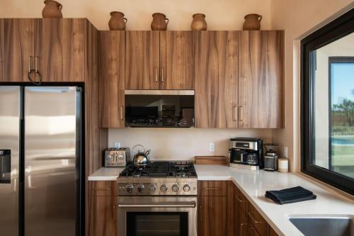Sol e Cielo- 2 luxe homes w 2 pools & hot tubs in Yucca Valley, USA