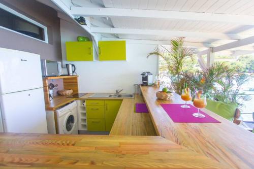 cuisine, Appartement élégant à Deshaies avec terrasse privée, 80 m². (Appartement elegant a Deshaies avec terrasse privee, 80 m².) in Deshaies