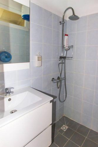 Salle de bain, Appartement élégant à Deshaies avec terrasse privée, 80 m². (Appartement elegant a Deshaies avec terrasse privee, 80 m².) in Deshaies