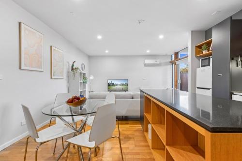 Modern 2-Bed Apartment Near St Kilda Beach