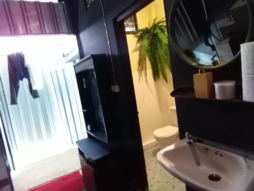 Bathroom, Goodnighthostel@Trang in Trang