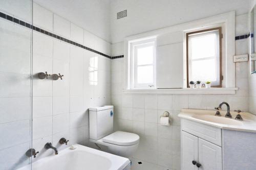 Spacious 3 Bedroom on the edge of Downtown Herford St 2 E-Bikes Included - image 9