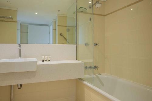 Central Located 1-Bed with Gym Sauna and Pool - image 7