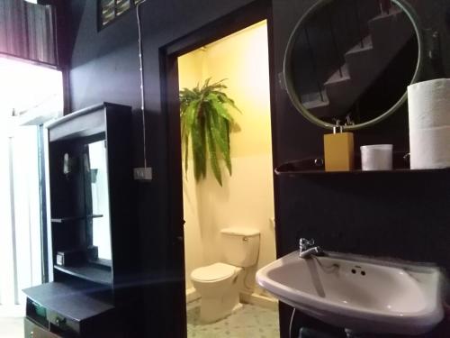Bathroom, Goodnighthostel@Trang in Trang