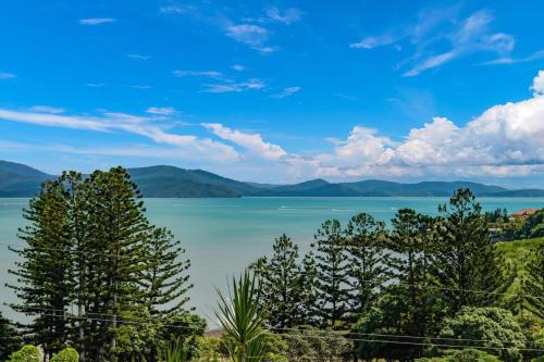 Idyllic Whitsunday Holiday Home with amazing views