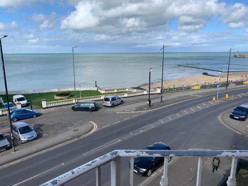 Flat, amazing balcony sea view, bike store, with sun deck