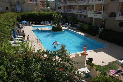 Residence with swimming-pool just a few steps from the beach