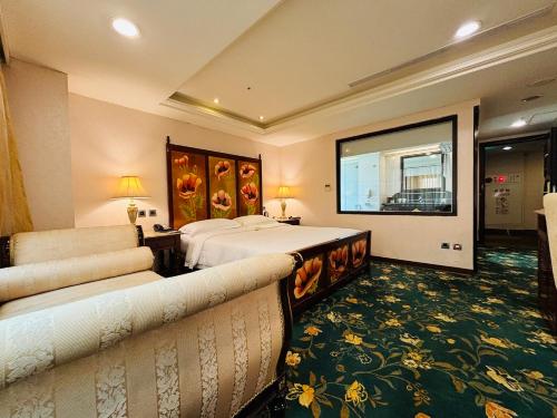 room detail thumbnail 1