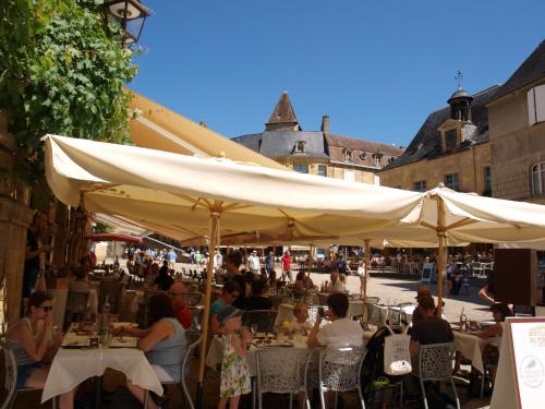 Lovely cottage in Peyzac le Moustier with Terrace