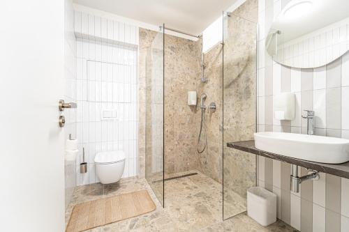 Studio with Spa Bath image 6