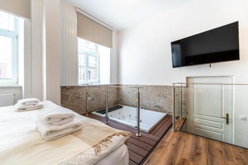 Studio with Spa Bath image 10
