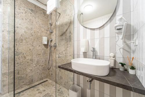 Studio with Spa Bath image 5