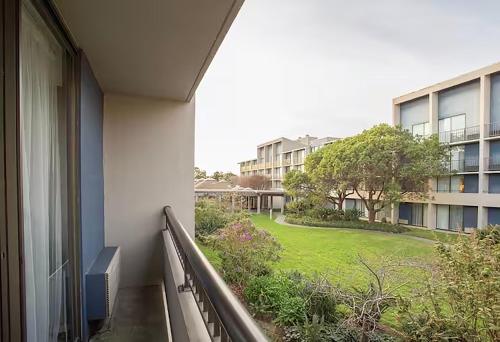 King Room with Balcony and Courtyard View - Non-Smoking