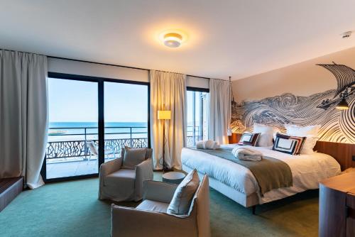1 king bed, 1 twin bed