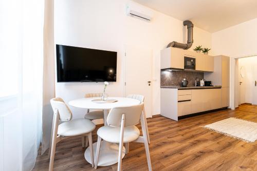 Studio Apartment image 9