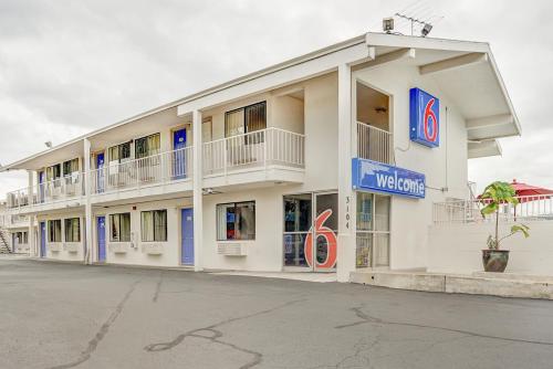 Motel 6-Portland, OR - Central - Photo 2 of 40
