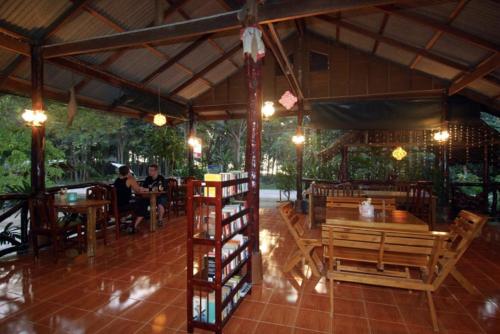 Restaurant, Seaside Sanctuary Bungalows near Diamond Cliff Beach