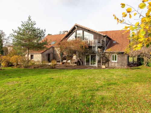 Holiday Home in Auvergne with Roofed Garden and Terrace