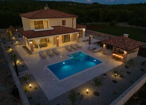Beautiful Villa Vita Maris with heated pool – khách sạn tại Poljica