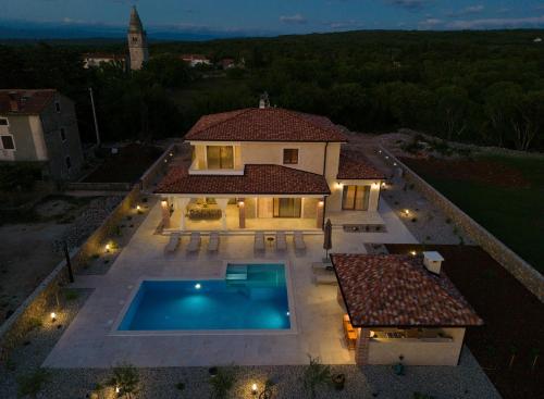 Beautiful Villa Vita Maris with heated pool
