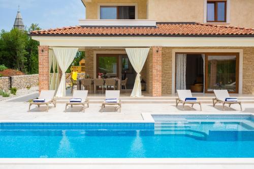 Beautiful Villa Vita Maris with heated pool