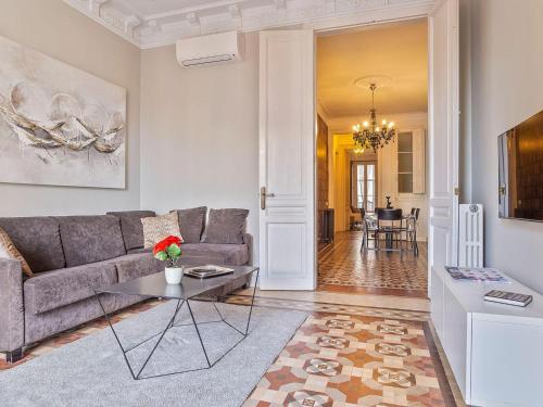 Luxurious apartment for 9 people recently renovated in the center of Barcelona