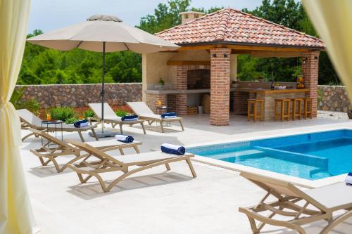 Beautiful Villa Vita Maris with heated pool