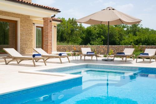 Beautiful Villa Vita Maris with heated pool