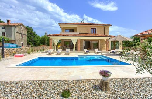 Beautiful Villa Vita Maris with heated pool