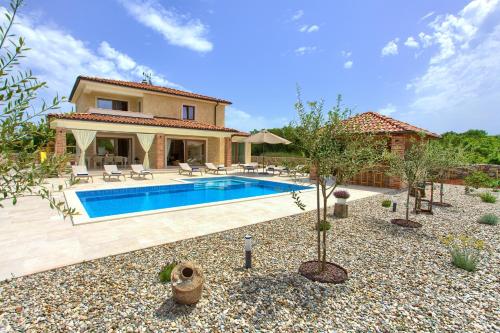 Beautiful Villa Vita Maris with heated pool