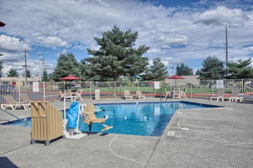 สระว่ายน้ำ, Motel 6 Everett, WA - North in เอเวอเรตต์ (WA)