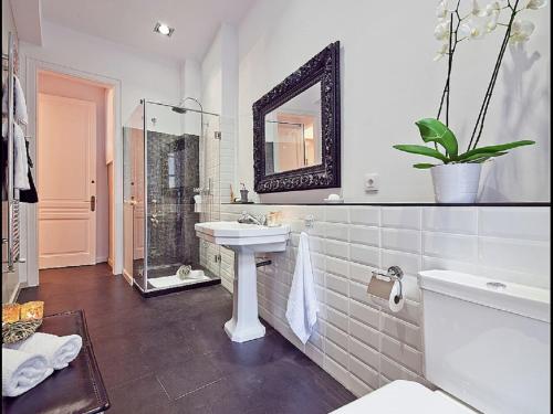 Luxurious apartment for 9 people recently renovated in the center of Barcelona