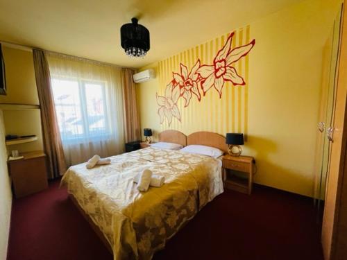 Standard Twin Room image 8