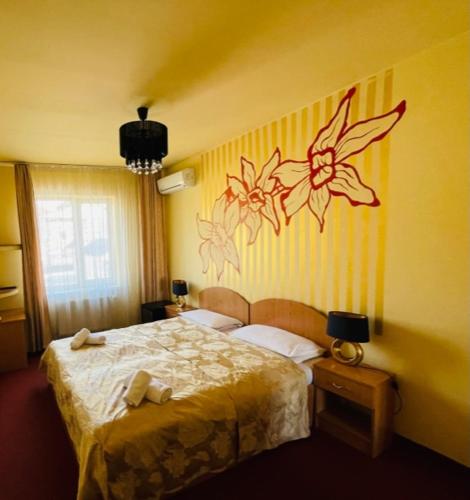 Standard Twin Room image 7