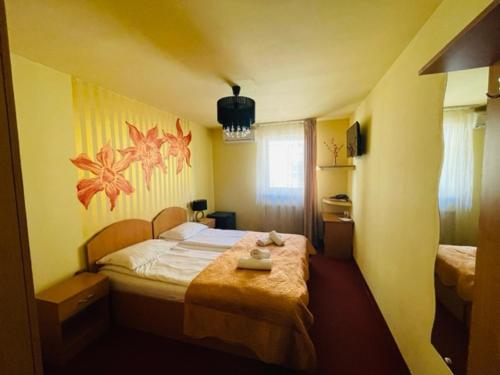 Standard Twin Room image 6