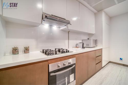 Luxurious Two-Bedroom Apartment - image 7