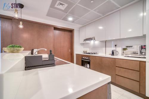 Luxurious Two-Bedroom Apartment - image 5