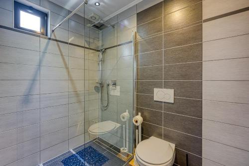 Three-Bedroom Apartment with Balcony image 9