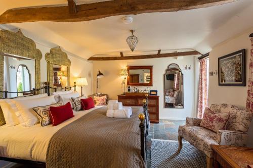 Holly Lodge Boutique B&B - Tap to explore photos