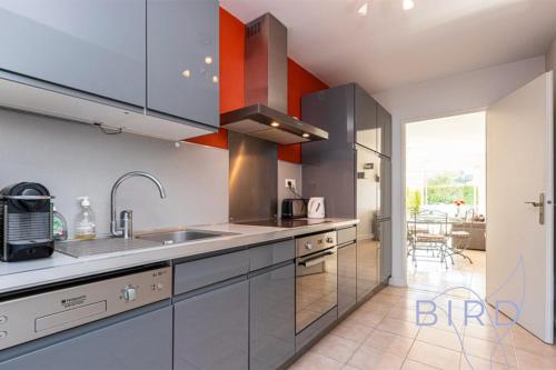 Spacious apartment Pool and Parking in La Fontonne