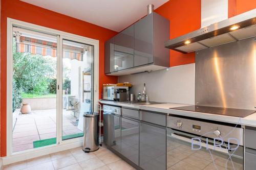 Spacious apartment Pool and Parking in La Fontonne