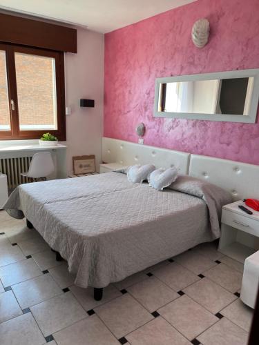 Double or Twin Room image 7