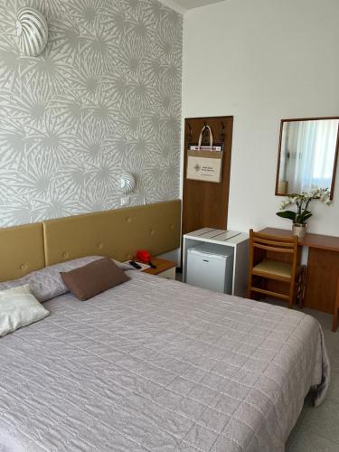 Double or Twin Room image 8