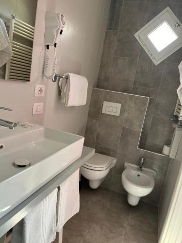 Double or Twin Room image 9