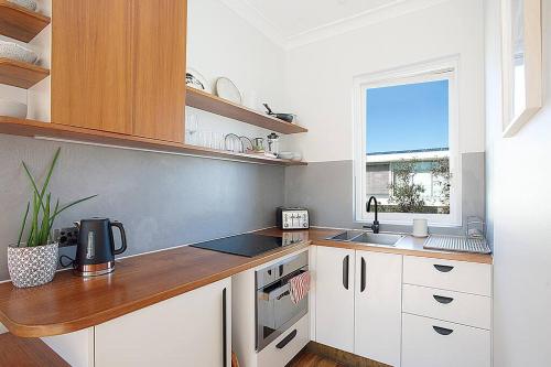 Sun-filled North Bondi Apartment moments to beach - image 2