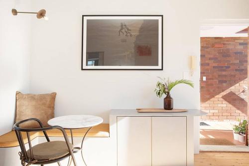 Sun-filled North Bondi Apartment moments to beach - image 11