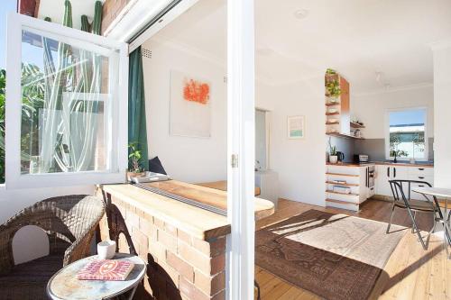 Sun-filled North Bondi Apartment moments to beach - image 10