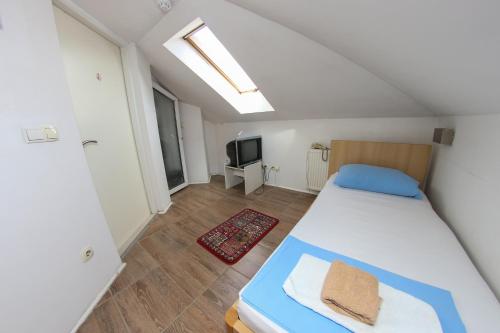 Single Room image 7