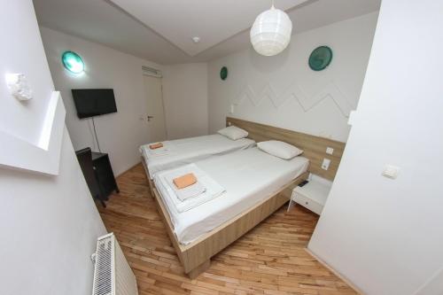 Twin Room image 10