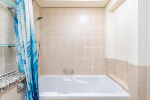 Lux BnB I Una Tower I Lakes View, Дубай (фото 9)